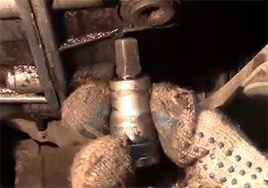 специальный ключ для откручивания сливной пробки