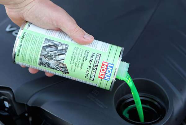 заливаем присадку molygen motor protect в мотор