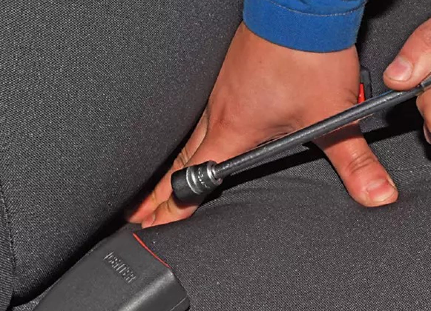 снятие заднего сидения для извлечения топливного фильтра