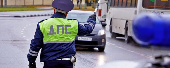 инспектор гибдд останавливает жезлом автомобиль