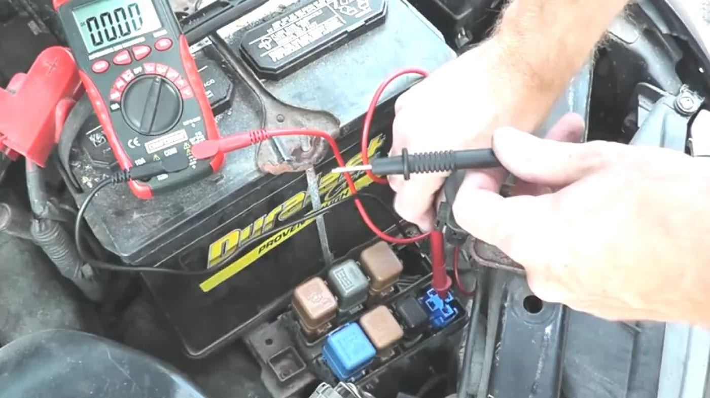 работа с мультиметром для обнаружения неисправности кондиционера