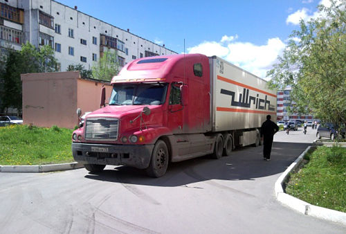 большегруз в жилой зоне