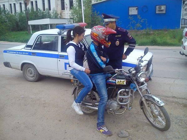 инспектор ГИБДД остановил нарушителей за езду без прав на скутере