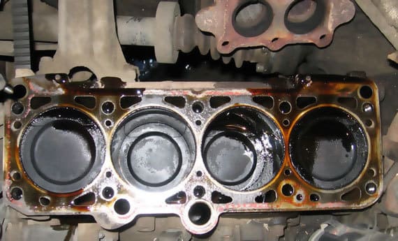 головка блока цилиндров с потеками масла