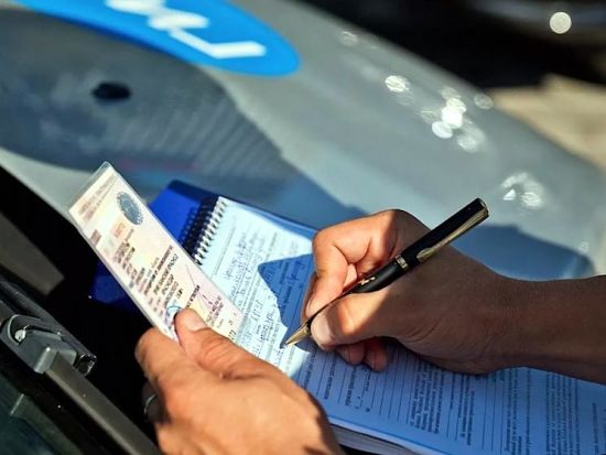 инспектор дпс выписывает постановление