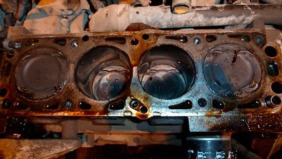 излишнее масло в цилиндрах двигателя
