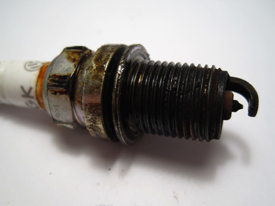 масло на свече зажигания