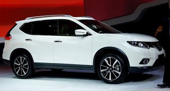 Ниссан Икс Трейл - вид сзади