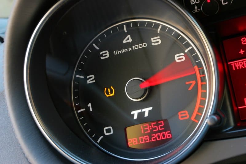 повышенные обороты мотора на тахометре