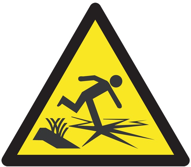 Падающий человек на жёлтом знаке рекомендует обратить внимание на следующие особенности этого участка дороги (тротуара):