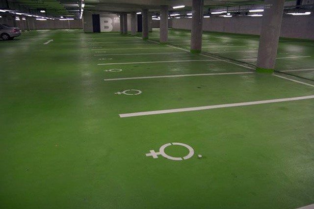 На фотографии изображена большая парковка с нанесёнными символами женского пола, недвусмысленно намекающими на её предназначение. Но на какие именно особенности парковки они указывают?