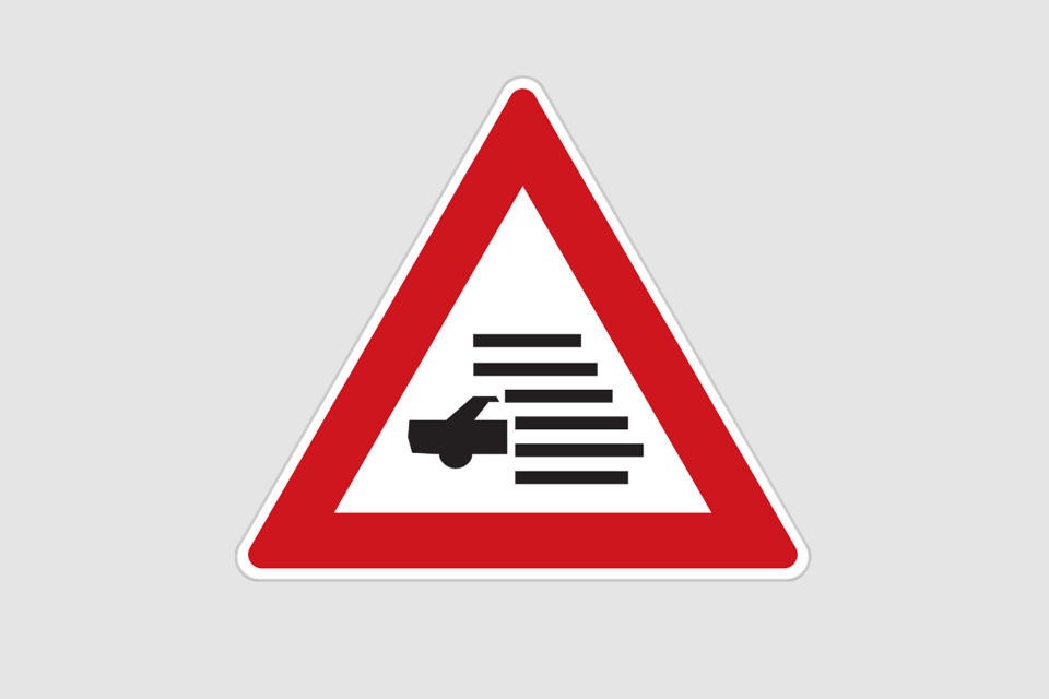 Впервые увидев этот дорожный знак, можно подумать, что транспортное средство проваливается в текстуры. На самом деле он устанавливается на дорогах Чехии и предупреждает водителя автомобиля о (об)…