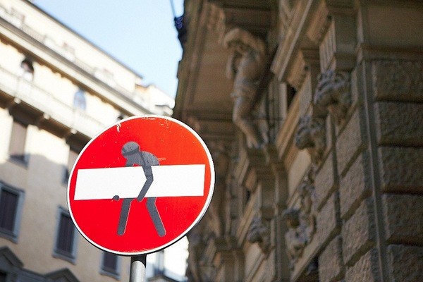 Этот дорожный знак можно встретить в нескольких европейских странах. Какую смысловую нагрузку он несёт?