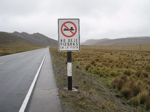 Попытайтесь догадаться, что именно обозначает этот дорожный знак, не обращая внимания на надпись.