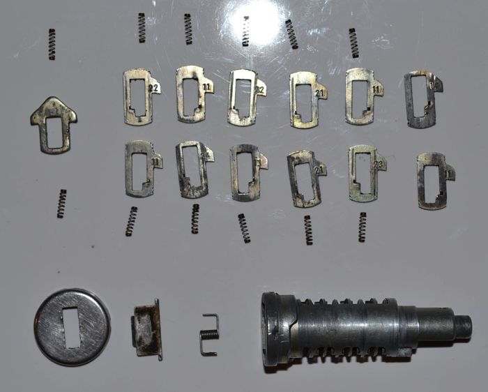 Разобранный замок зажигания