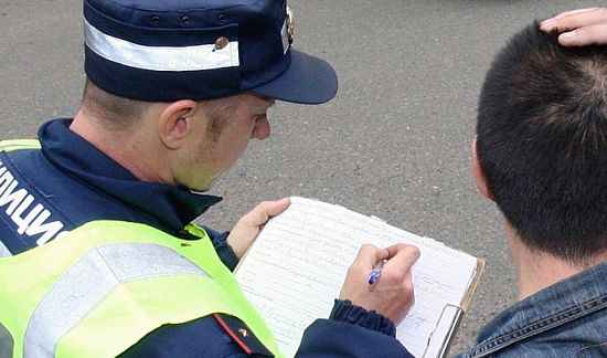 инспектор выписывает нарушителю штраф
