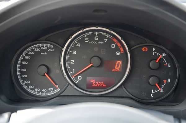 тахометр на приборной панели авто