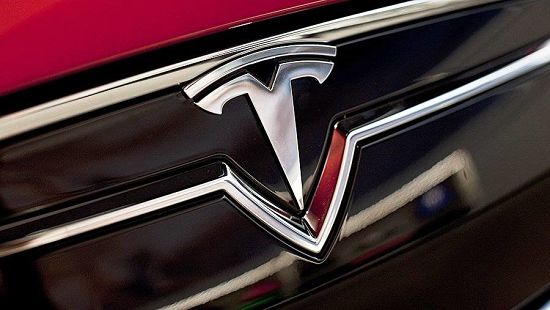 эмблема автомобиля tesla