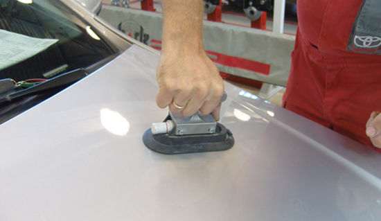 устранение вмятины на капоте машины