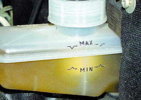 уровень тормозной жидкости в бачке