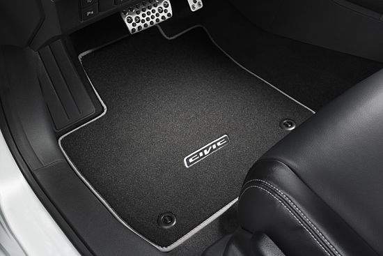 Велюровый автоковрик в салоне машины