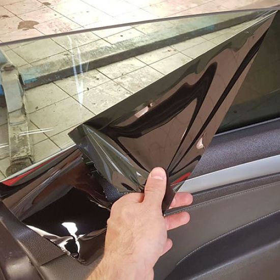 водитель удаляет тонировку на авто по требованию инспектора ГИБДД