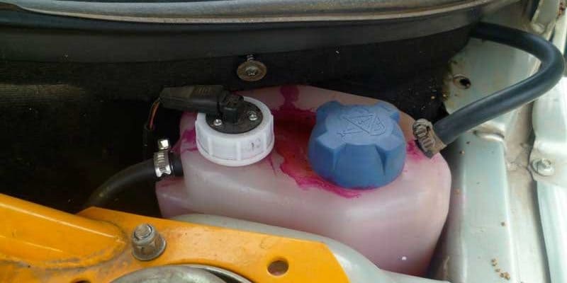 выдавило антифриз из расширительного бачка