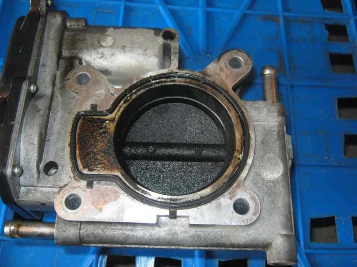 загрязненная дроссельная заслонка