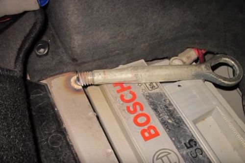 Замыкание аккумулятора при попадание постороннего предмета