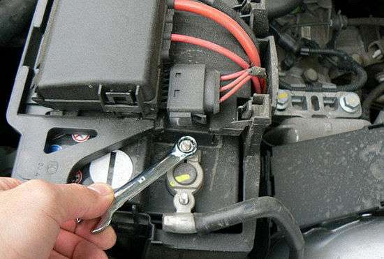 Плохая затяжка клеммы аккумулятора