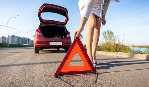 знак аварийной остановки на дороге