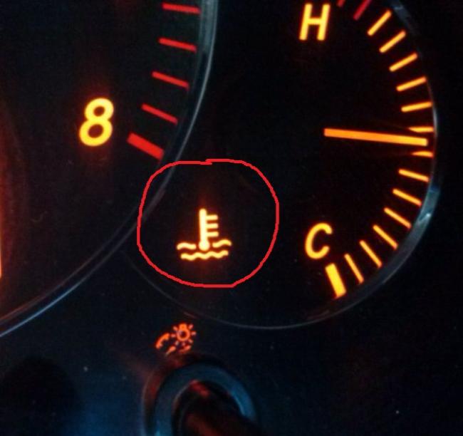 знак перегрева мотора на панели приборов