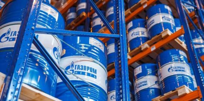 стоят бочки Газпромнефть