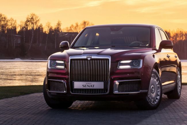 автомобиль едет