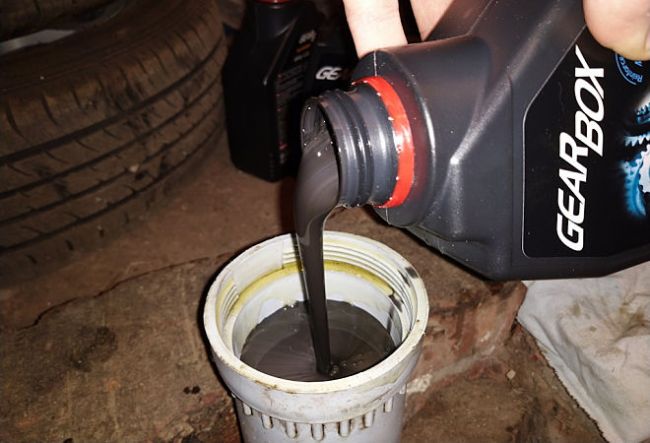 Наливают масло