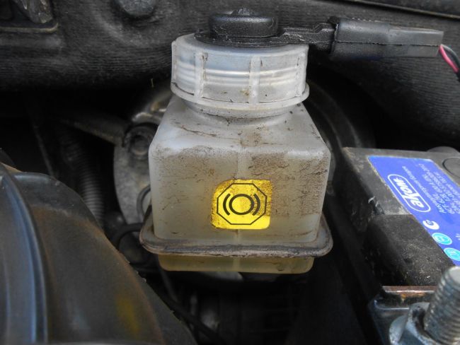 Что же можно добавить в бачок тормозной жидкости?