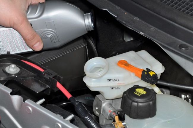 Заливка тормозной жидкости