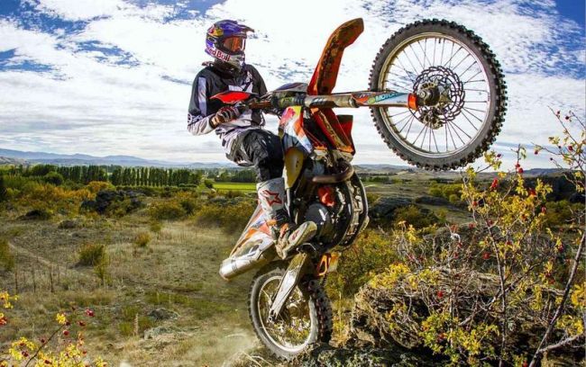 эндуро едет