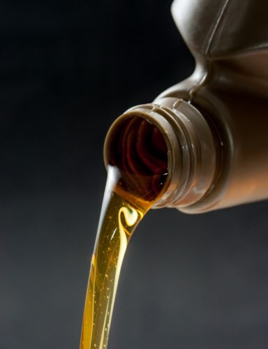 выливают масло